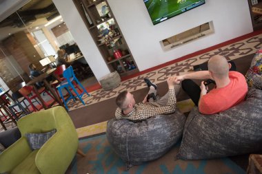 başlangıç Office işçi oynarken bilgisayar oyunları