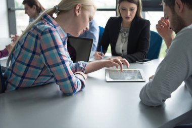 Modern ofis binasındaki bir toplantıda iş ekibi