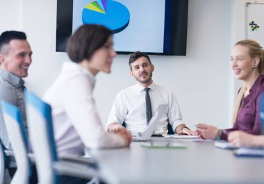 modern ofis takım toplantıda genç iş insanlar grubu