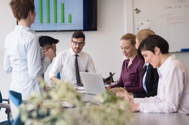 modern ofis takım toplantıda genç iş insanlar grubu