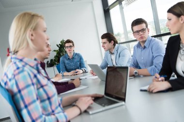 Modern ofis binasındaki bir toplantıda iş ekibi