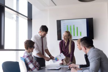 Girişim ekibi modern ofiste toplantı yapıyor.