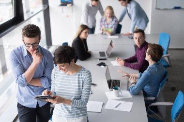 İş insanlar çalışma ile Tablet Office