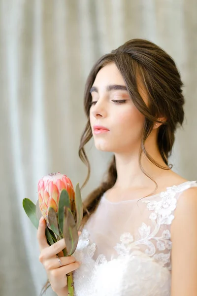 Portrét Krásné Kavkazské Nevěsty Květinami Fotostudiu — Stock fotografie