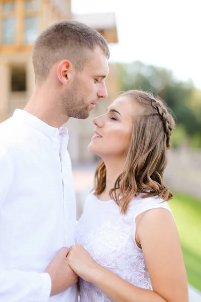 Noivo Beijando Noiva Mãos Dadas Fora — Fotografia de Stock