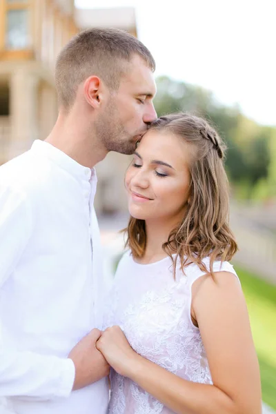 Európai Vőlegény Csók Menyasszony Kéz Kézben Kívül — Stock Fotó