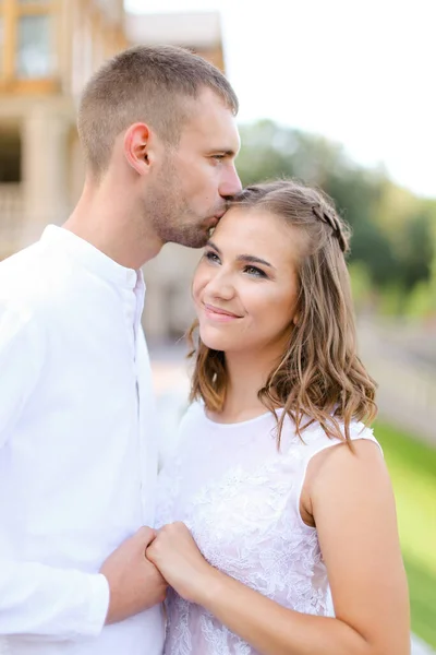 Kaukázusi Vőlegény Csók Menyasszony Kézen Fogva Kívül — Stock Fotó