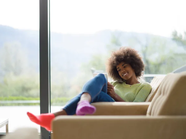 Νεαρός Αφρικανική Αμερικανική Γυναίκα Στο Σπίτι Χρησιμοποιώντας Ψηφιακό Tablet — Φωτογραφία Αρχείου
