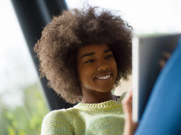 Junge Afrikanisch Amerikanische Frau Hause Mit Digitalem Tablet — Stockfoto