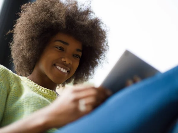 Νεαρός Αφρικανική Αμερικανική Γυναίκα Στο Σπίτι Χρησιμοποιώντας Ψηφιακό Tablet — Φωτογραφία Αρχείου