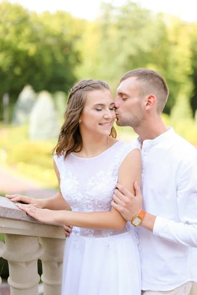 幸福美丽的新娘和新郎手牵着手 亲吻着 站在外面 — 图库照片