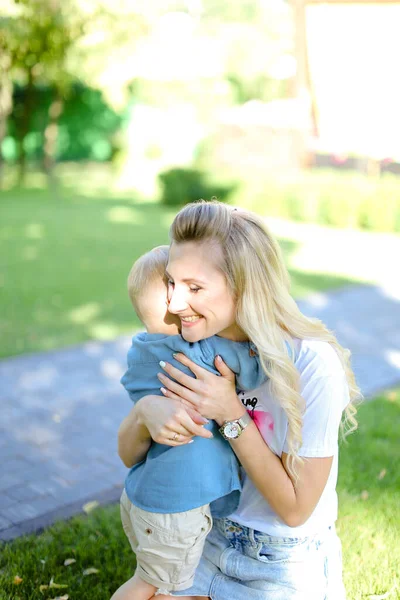 Jovem Loira Mãe Abraçando Pequeno Filho — Fotografia de Stock