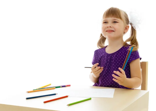 Маленькая Девочка Рисует Столом — стоковое фото