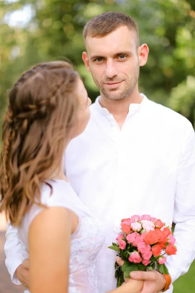 Glücklich Hübsch Europäisch Bräutigam Mit Kaukasisch Braut — Stockfoto
