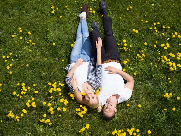 男人和女人躺在草地上 — 图库照片