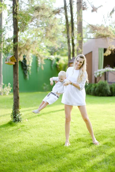 Junge Europäische Mutter Geht Mit Babe Auf Gras Hof — Stockfoto