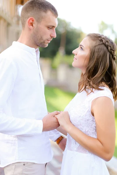 Menyasszony Vőlegény Fogja Egymás Kezét Kint Áll — Stock Fotó