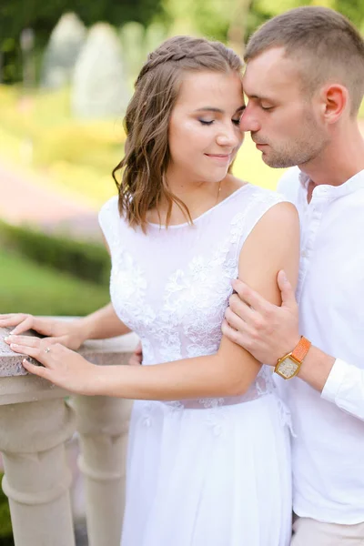 Boldog Szép Menyasszony Vőlegény Fogja Egymás Kezét Kint Áll — Stock Fotó