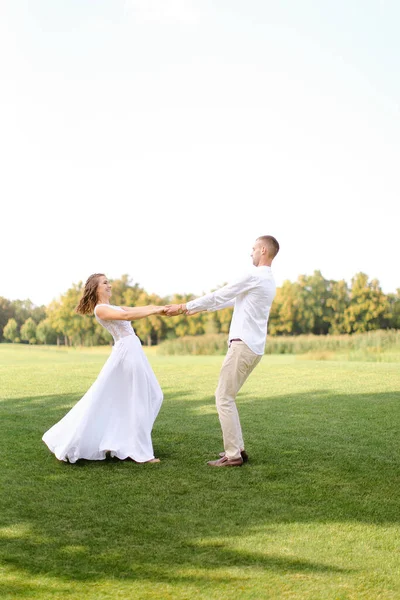 Счастливый Европейский Жених Невеста Танцуют Траве — стоковое фото