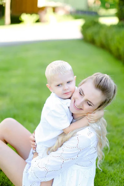 Young Caucasian Blonde Mother Sitting Little Baby Grass Yard — Stock Photo, Image