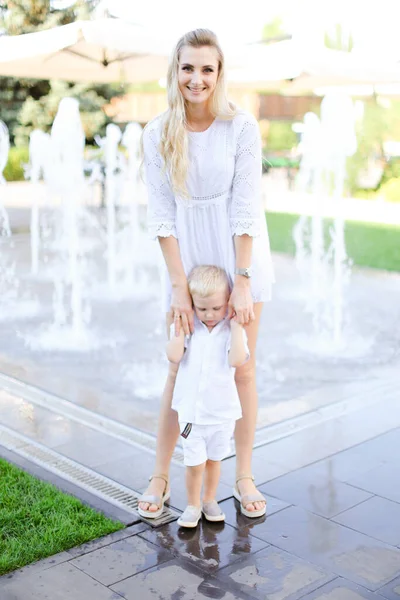 Young Smiling Mother Walking Little Child Fountain — Stock Photo, Image