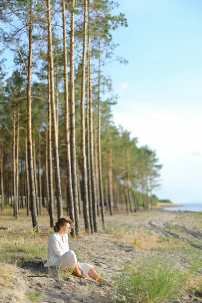 Young Lady Sitting Sand Beach Trees Background — Φωτογραφία Αρχείου