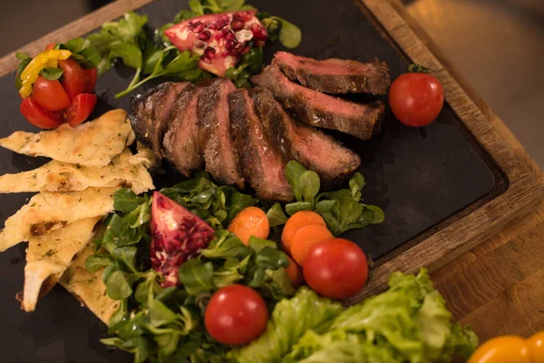 Tranches Juteuses Steak Grillé Sur Planche Bois — Photo