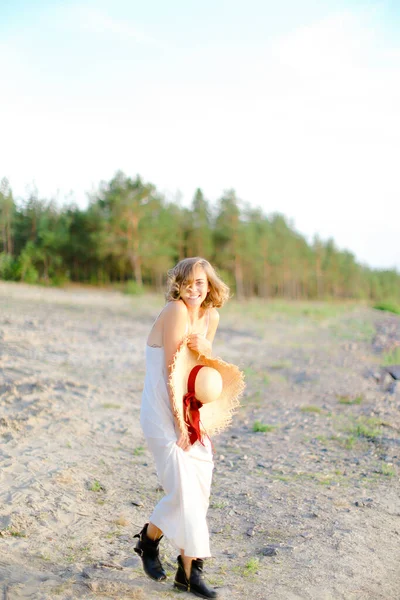 Mujer Bastante Europea Caminando Playa Rocosa Con Sombrero Las Manos — Foto de Stock