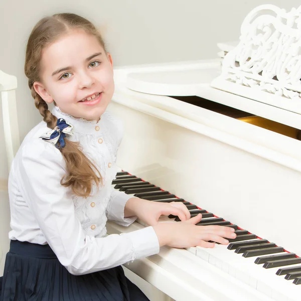 Girl Music School Plays Piano — Stock Photo, Image