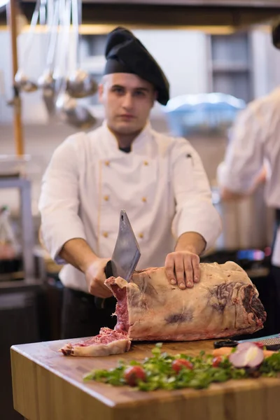 Kocken Skära Stora Bit Nötkött — Stockfoto