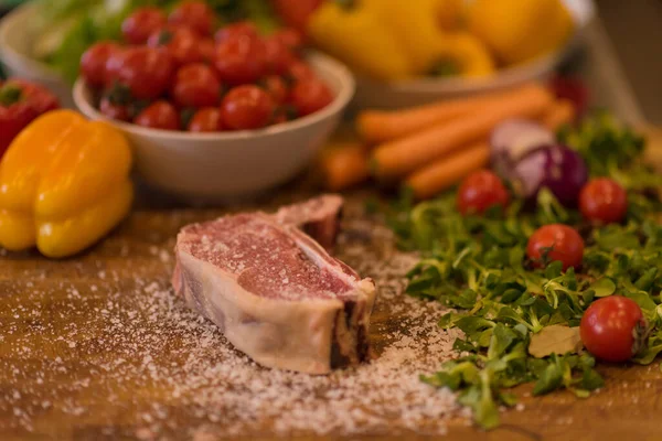 Saftige Scheibe Rohes Steak Auf Holztisch — Stockfoto