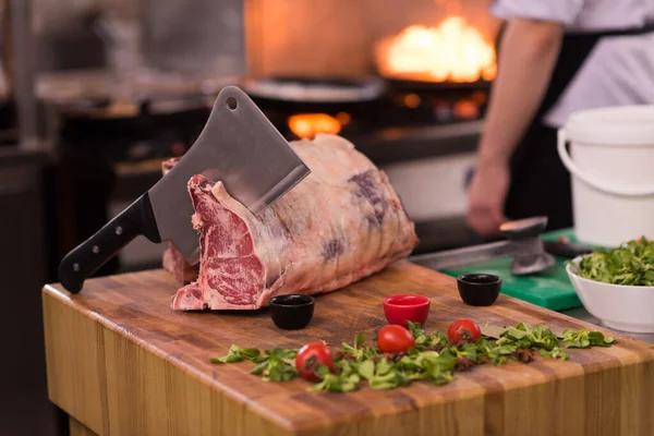 Chef Cortando Grande Pedaço Carne — Fotografia de Stock
