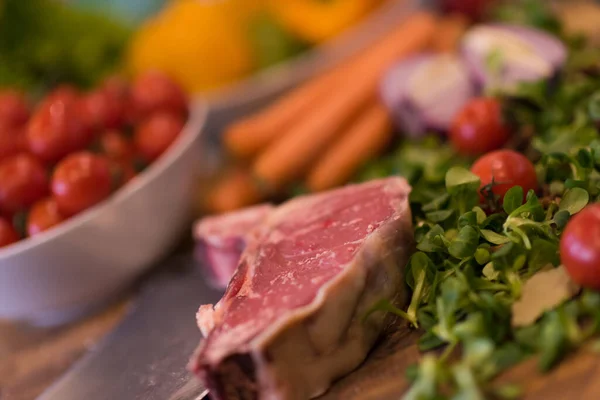 Tranche Juteuse Steak Cru Sur Table Bois — Photo