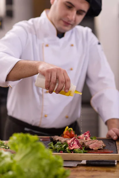 Chef Finishing Steak Meat Plate — Stock Photo, Image