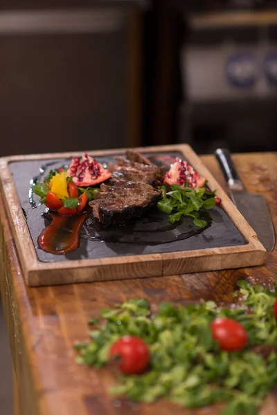 Šťavnaté Plátky Grilované Steaky Dřevěné Desce — Stock fotografie