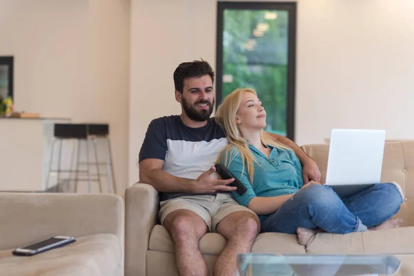 Young Happy Couple Relaxes Living Room — Stock Photo, Image
