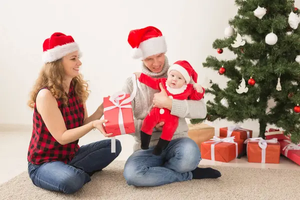 Tatiller Çocuklar Aile Kavramı Mutlu Çift Bebek Evde Birlikte Noel — Stok fotoğraf