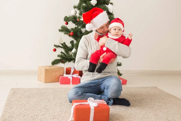 Noel Kutlamaları Santa Şapka Giymiş Onun Bebek Çocuk Ile Baba — Stok fotoğraf