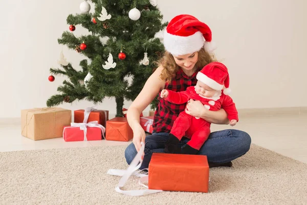 Aile Çocukluk Noel Konsepti Mutlu Anne Portresi Noel Baba Kostümlü — Stok fotoğraf