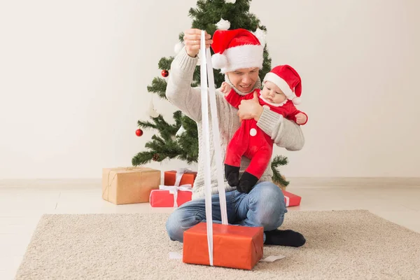 Noel Kutlamaları Santa Şapka Giymiş Onun Bebek Çocuk Ile Baba — Stok fotoğraf