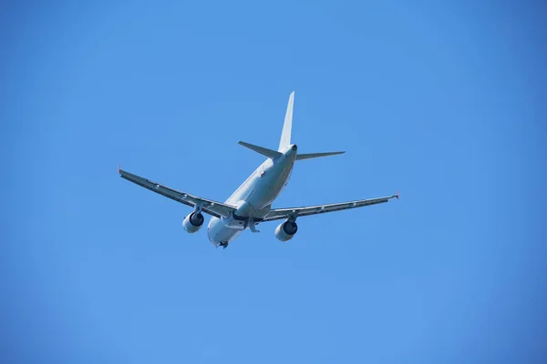 晴朗的蓝天和飞行的商业飞机 航空和飞机旅行概念 — 图库照片
