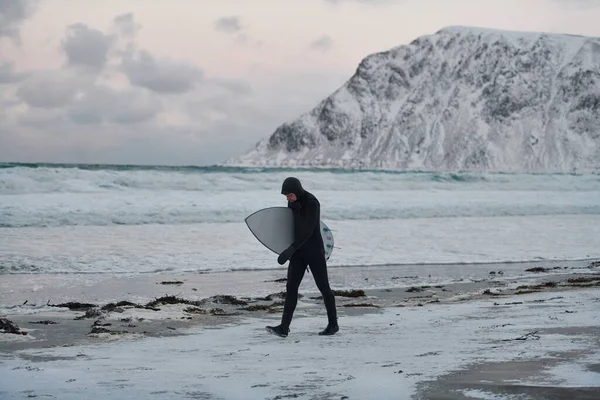 Arktischer Surfer Nach Dem Surfen Strand — Stockfoto