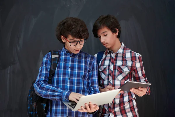 Arabische Tieners Groep Werken Aan Laptop Tablet Computer — Stockfoto