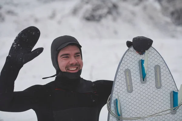 Porträt Eines Arktischen Surfers Mit Einem Brett Nach Dem Surfen — Stockfoto