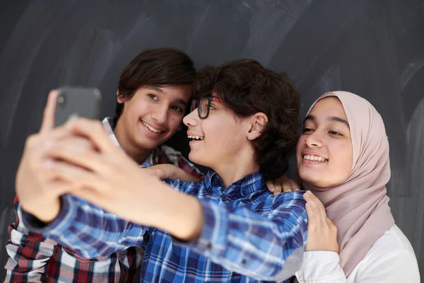 Groep Van Arabische Tieners Het Nemen Van Selfie Foto Smartphone — Stockfoto