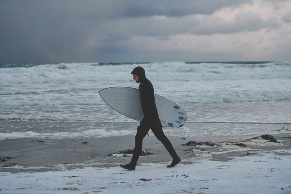 Surfeur Arctique Passant Par Plage Après Surf — Photo