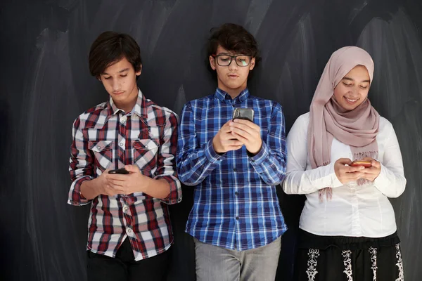Arab Teenagers Group Using Smart Phones Social Media Networking — Stock Photo, Image
