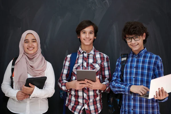 Arabische Tieners Groep Werken Aan Laptop Tablet Computer — Stockfoto