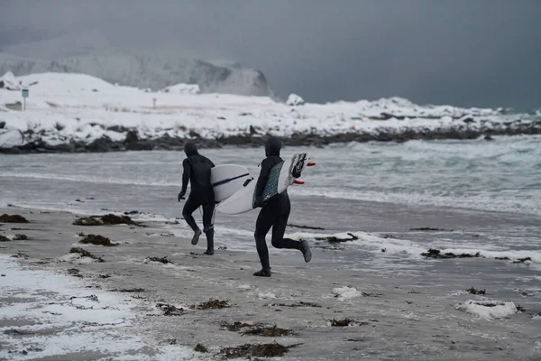 Αρκτικοί Σέρφερ Που Τρέχουν Στην Παραλία Μετά Σέρφινγκ — Φωτογραφία Αρχείου