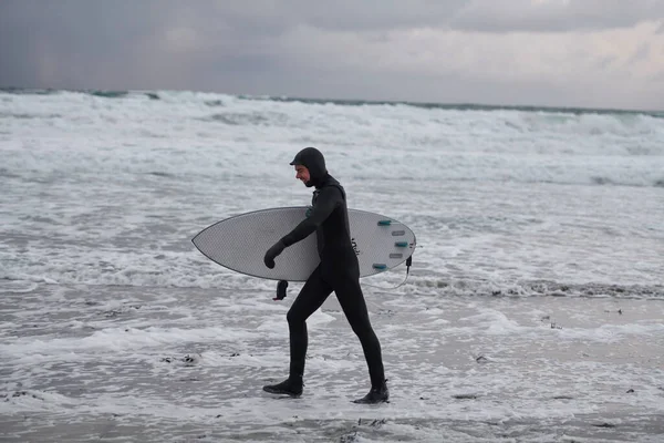 Surfista Ártico Vai Pela Praia Depois Surf — Fotografia de Stock